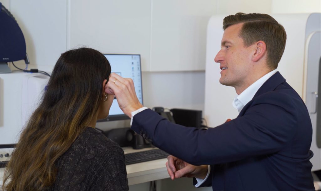 Hearing aid fitting on a patient (1)